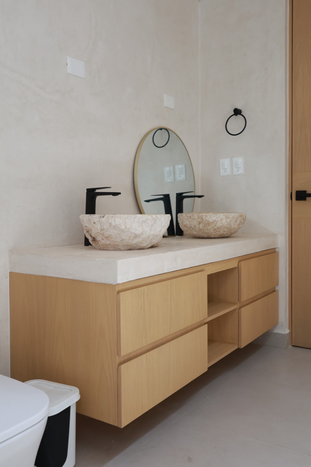 Mueble de baño flotado de roble con lavabos de piedra