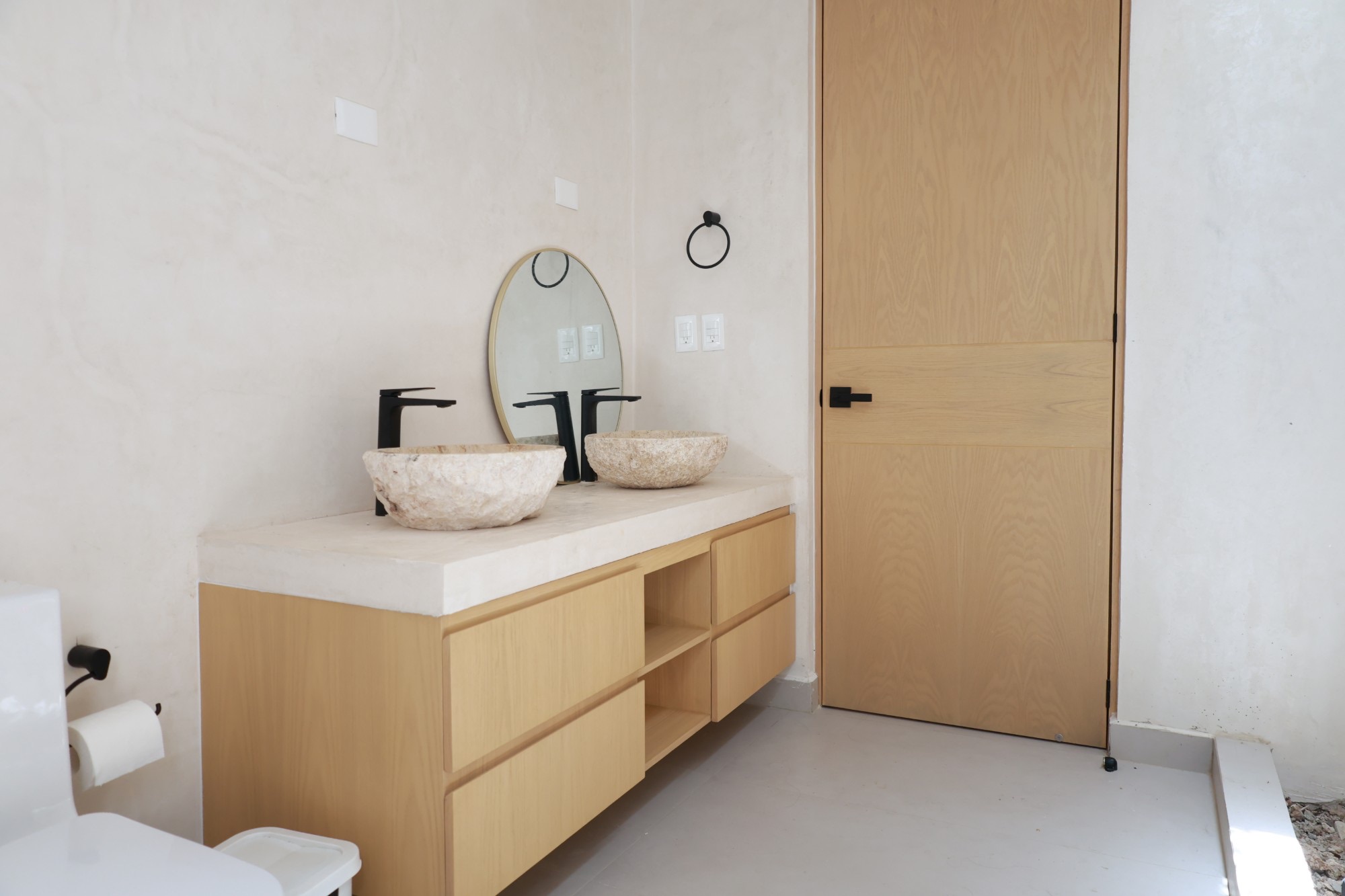 Baño principal. Mueble flotado de roble, doble lavabo