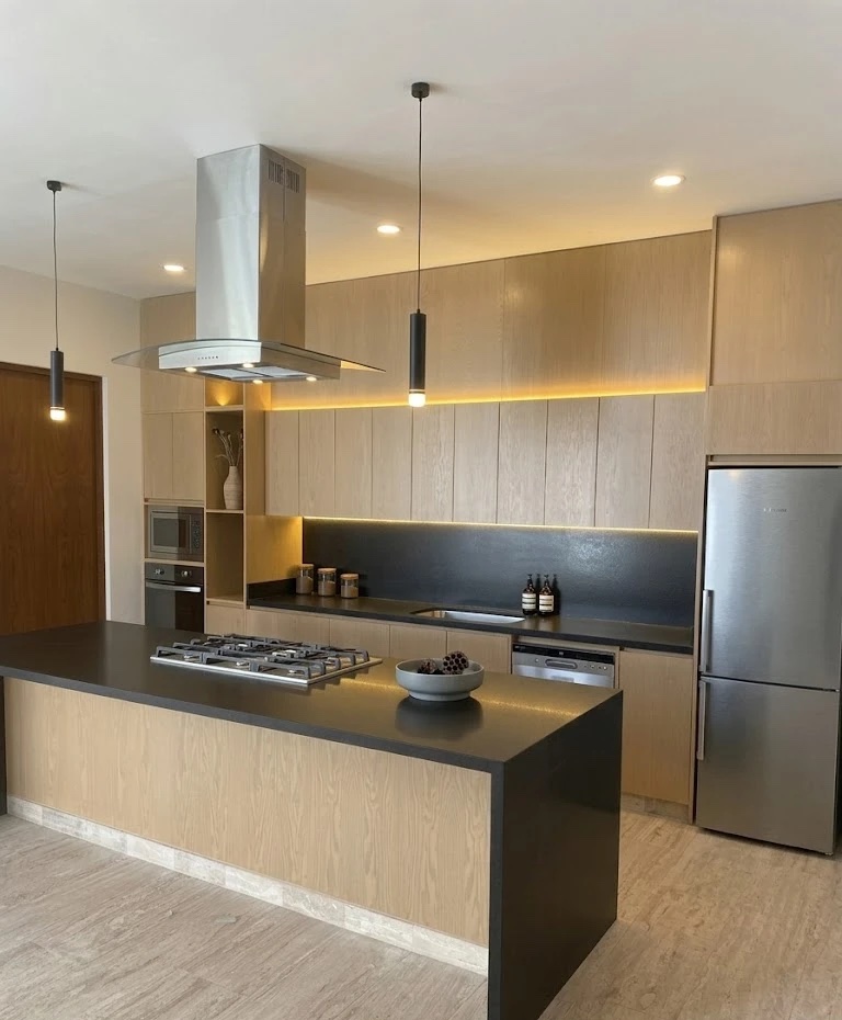 Cocina abierta. Roble claro con iluminación integrada