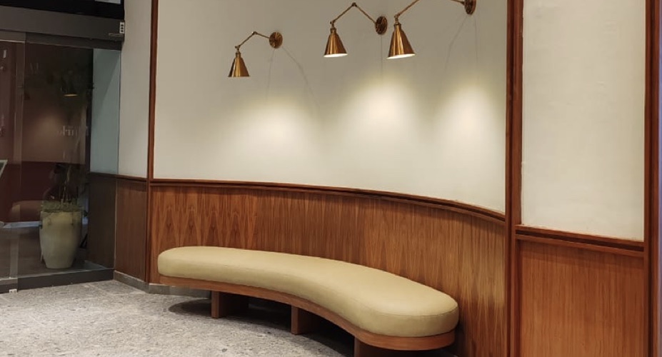 Hotel Hard Rock: lambrín curvo de madera con banca