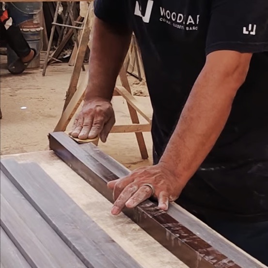 Carpintero trabajando una pieza de madera en el taller